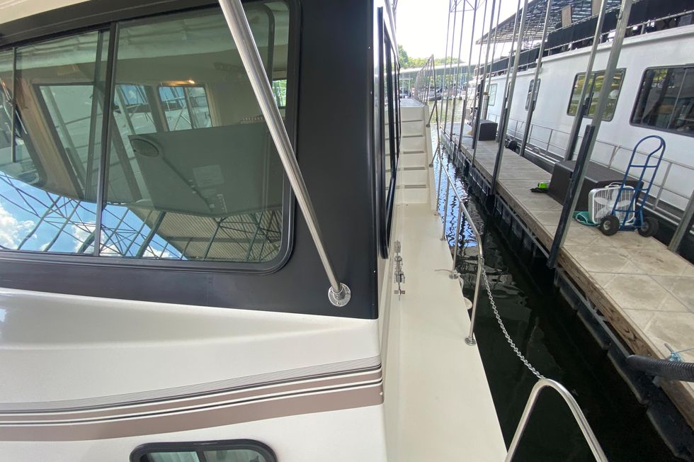 2002 Harbor Master 52 Pilot House Wide Body River Yacht
