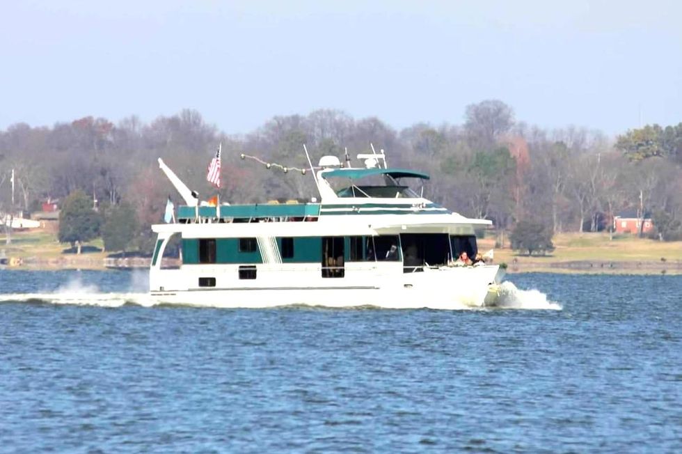 1997 Monticello 70 X16 River Yacht